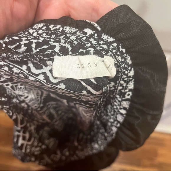 Lush black & white IKAT print jumpsuit ROMPER Small - Picture 5 of 8